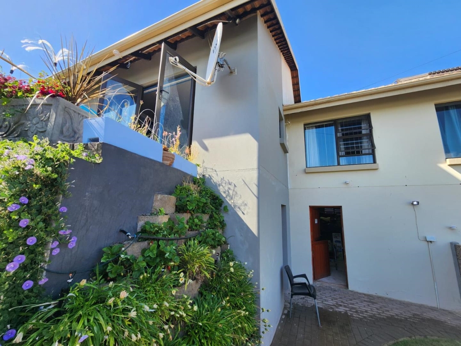 6 Bedroom Property for Sale in Fraaiuitsig Western Cape